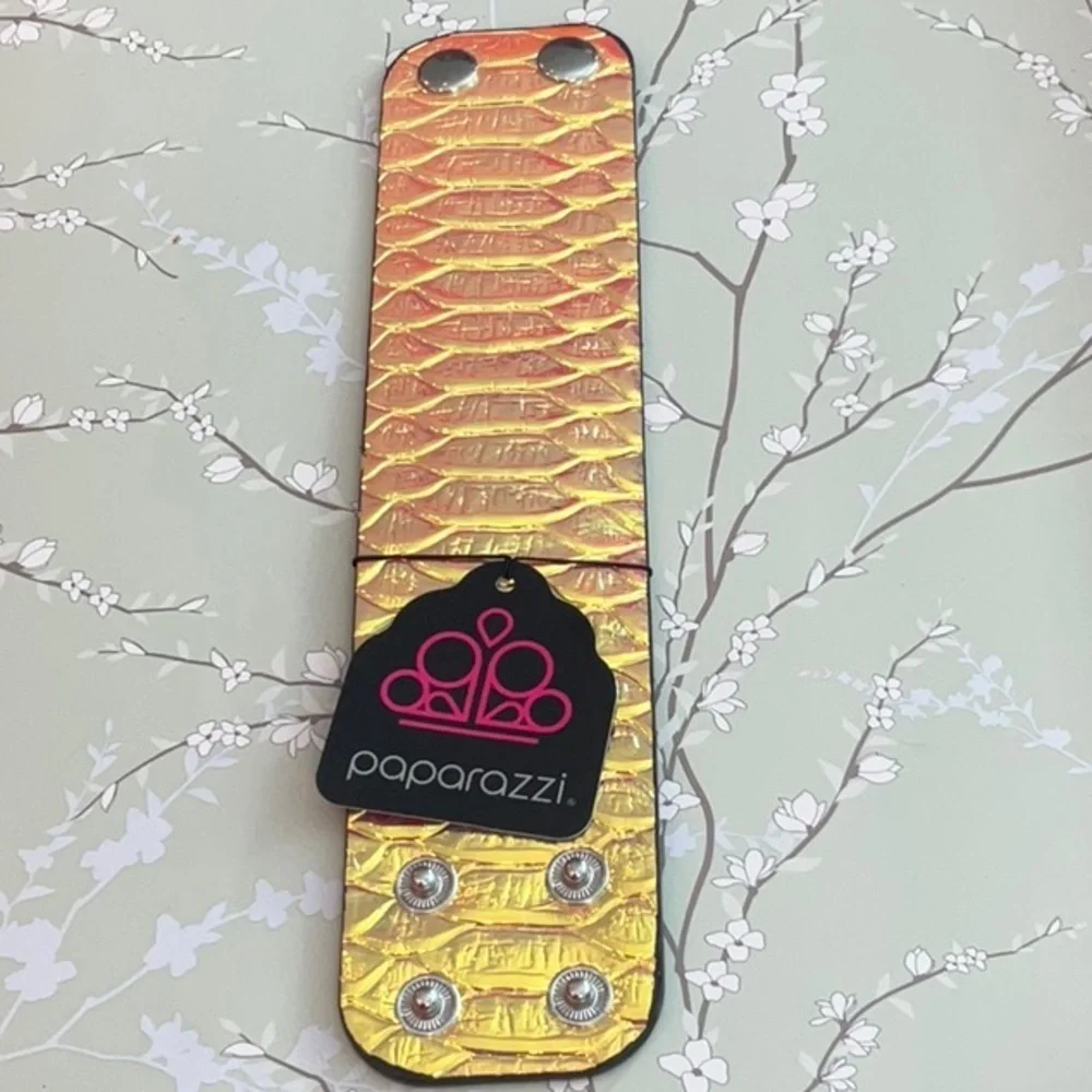 ❄️ Paparazzi | Shimmering Gold Bracelet Galactic Galapagos Urban Snap Bracelet